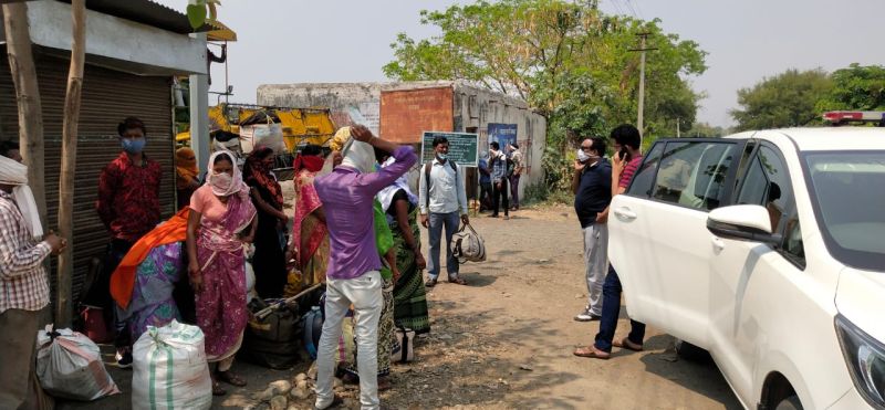 Wardha district collectors stopped 34 workers leaving for Balaghat | Corona Virus in Wardha; बालाघाटला निघालेल्या ३४ कामगारांना वर्ध्याच्या जिल्हाधिकाऱ्यांनी थांबवले