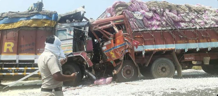 Two trucks of cargo collide ; One killed | मालवाहतूक करणाऱ्या दोन ट्रकची अमोरासमोर धडक; एक ठार