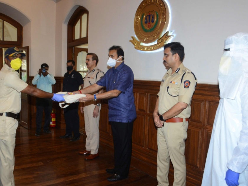 Coronavirus 10000 security kits distributed to Mumbai police SSS | Coronavirus : मुंबई पोलिसांना १० हजार सुरक्षा किटचे वाटप