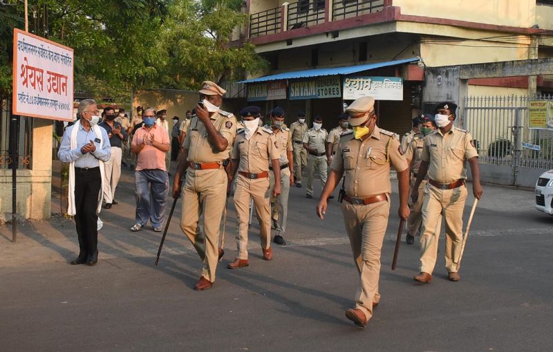 Police flag march in Vardhaman Nagar, Nagpur | नागपुरातील वर्धमाननगरात पोलीसांचा ‘फ्लॅग मार्च’
