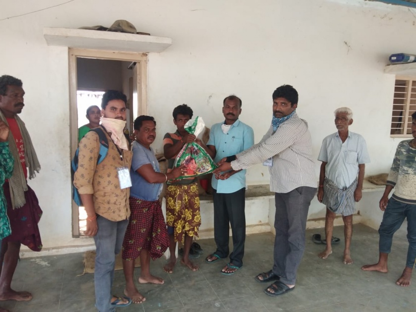 Assistance to 20 laborers from Khamgaon taluka, which is stuck in Telangana | तेलंगणात अडकून पडलेल्या खामगाव तालुक्यातील २० मजुरांना मिळाली मदत