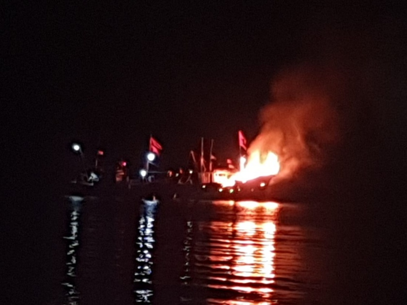 Boat fire in Dabhol port | दाभोळ बंदरात बोट पेटली, खलाशी बचावले
