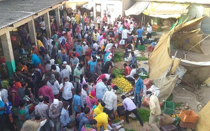 Markets in Solapur are housefull; Fudge of social distance | सोलापुरातील बाजारपेठा हाऊसफुल्ल; 'सोशल डिस्टन्स'चा उडाला फज्जा