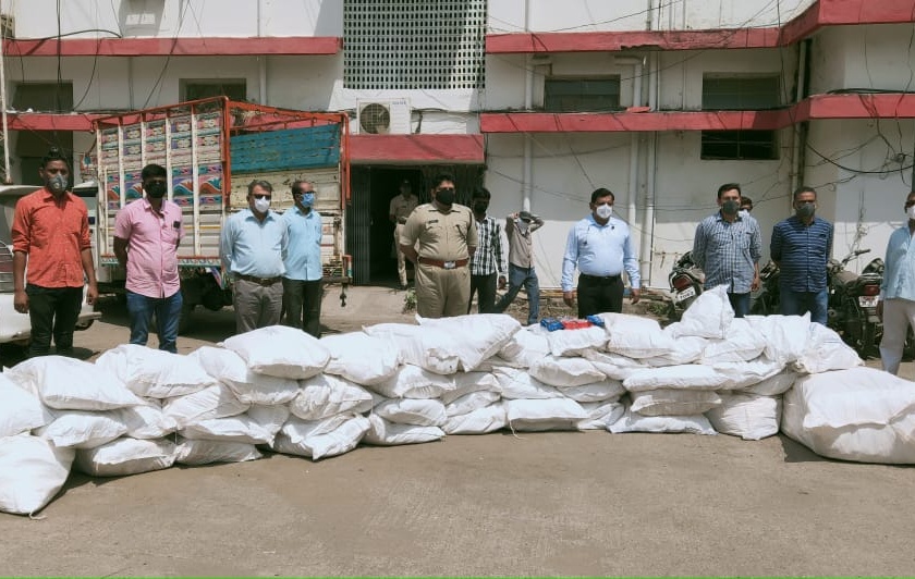 Gutkha worth Rs 9 lakh seized from a farm house in Rajur Shivara | राजूर शिवारातील वाड्यातून नऊ लाख रूपयांचा गुटखा जप्त