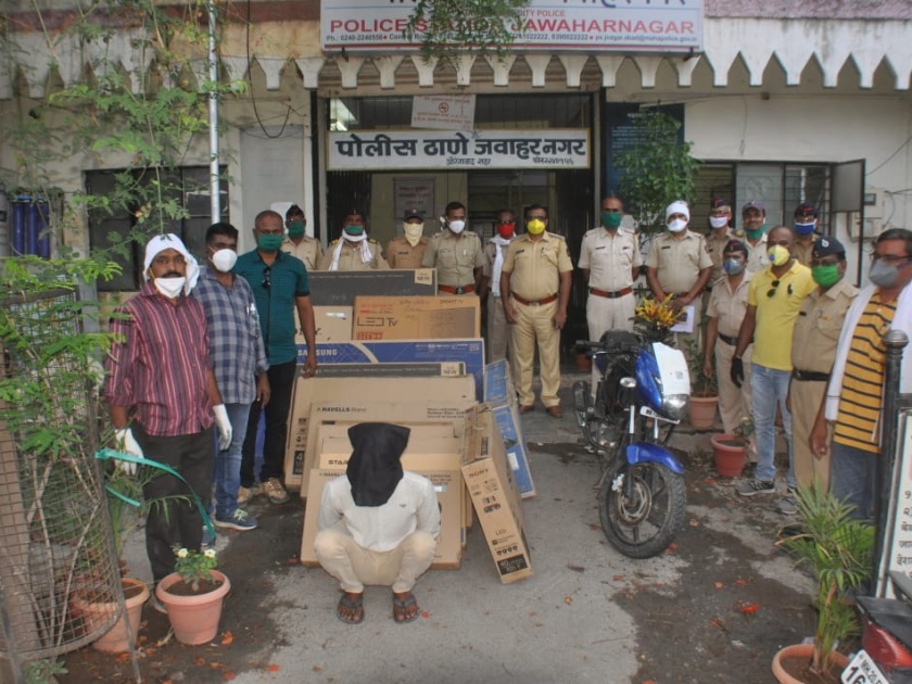 Thieves arrested for breaking into showroom on Jalna Road | जालना रोडवरील शोरूम फोडून एलईडी टीव्ही पळविणाऱ्या चोरट्यांना अटक
