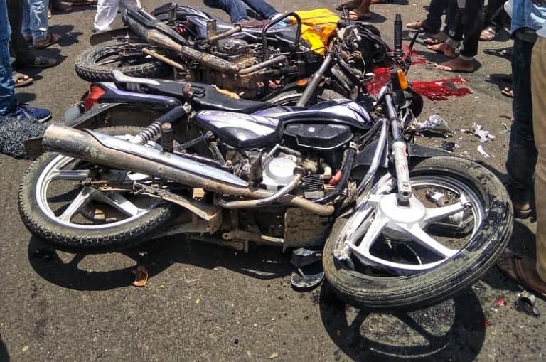 Both died on the spot between two bikes in Biloli; One seriously injured | बिलोलीत दुचाकींच्या समोरासमोरील धडकेत दोघांचा जागीच मृत्यू ; एक गंभीर जखमी