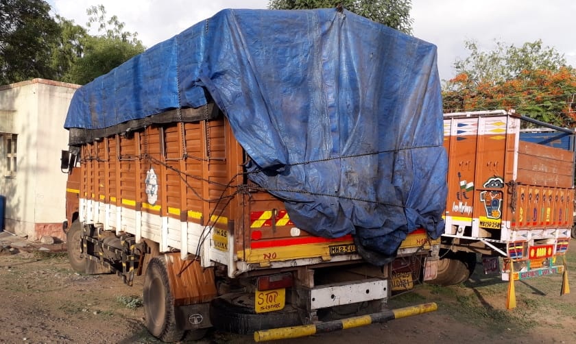 Police seized 75 tonnes of jaggery mixed in 38 barrels | टेम्पोसह ३८ बॅरेलमधील ७.५ टन गुळ मिश्रित मळी सांगोला पोलिसांकडून जप्त