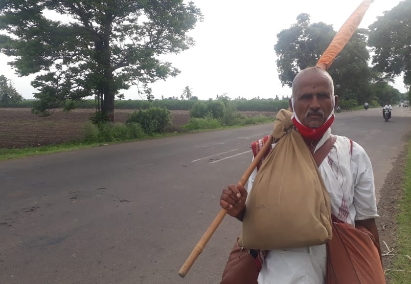 A man who are going to Pandharpur wari with all precaution about corona | शेकडो वर्षांची कुटुंबाची परंपरा राखणारा वारकरी..; ऐसे असावे सख्यत्व! विवेक धरावे सत्व!!