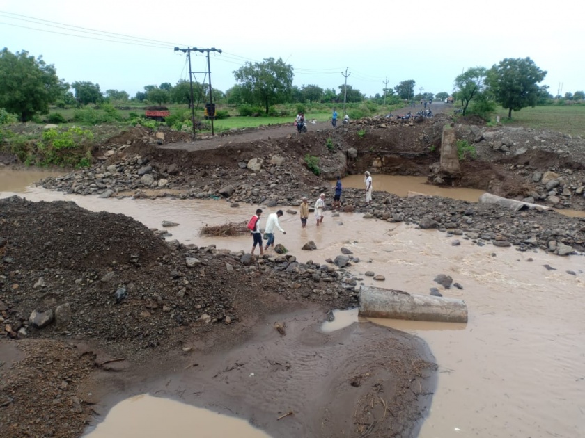 Hingoli hit by torrential rains; The bridge on the Goregaon-Sengaon road was swept away | हिंगोलीला मुसळधार पावसाचा तडाखा; गोरेगाव-सेनगाव रस्त्यावरील पूल वाहून गेला