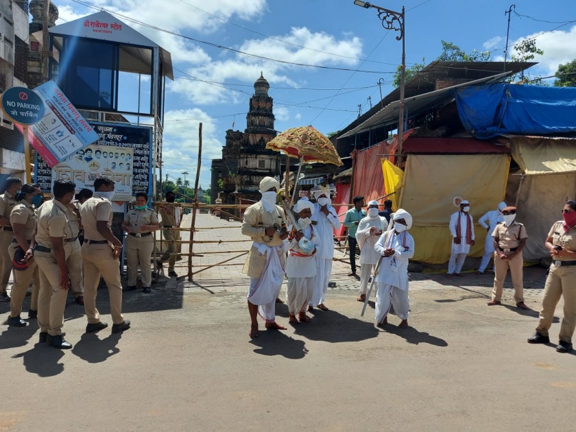 Devotees stood for half an hour with Saint Tukaram Maharaj's shoes | संत तुकाराम महाराजांच्या पादुकांसह भाविक अर्धा तास ताटकळत उभेच