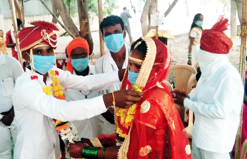 Unique marriage; Silk knots tied in the cemetery by playing Mangalashtika on mobile | अनोखा विवाह; मोबाईलवरच मंगलाष्टके वाजवून स्मशानभूमीत बांधल्या रेशीमगाठी