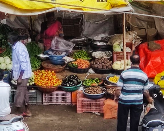 Coronavirus In Nanded: Worrying! Vegetable vendors set up shops despite curfew; Citizens are wandering free | Coronavirus In Nanded : चिंताजनक ! संचारबंदीतही नागरिकांचा मुक्त वावर; भाजी विक्रेत्यांनीही थाटली दुकाने