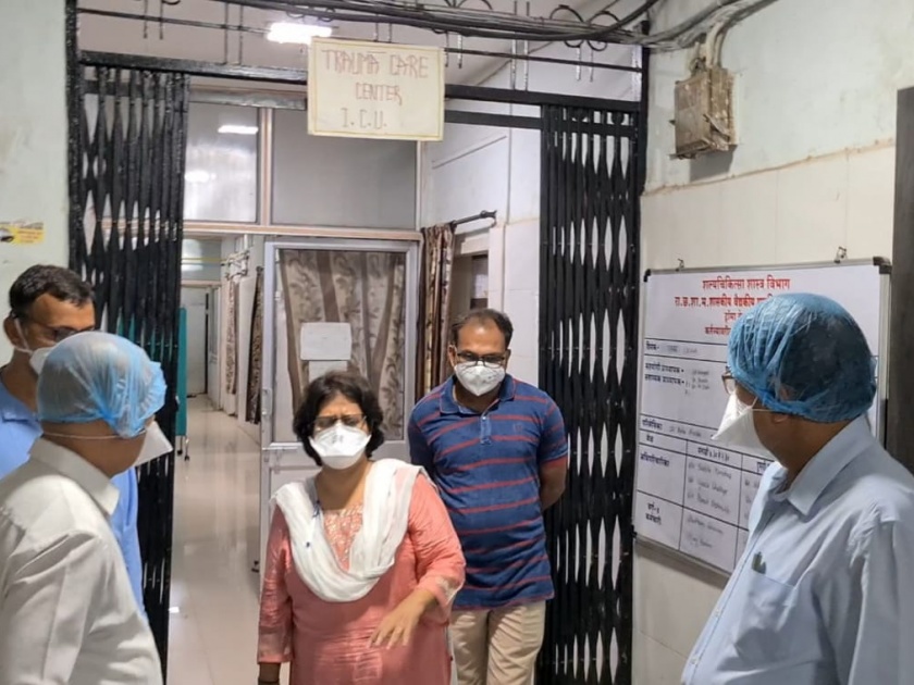 Collector Daulat Desai's sudden visit to CPR | जिल्हाधिकारी दौलत देसाई यांची अचानक सीपीआरला भेट