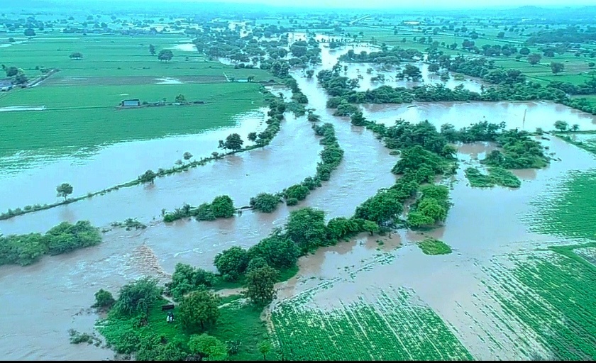 Rain hits in Hingoli district; Thousands of hectares of land under water | हिंगोली जिल्ह्यात पावसाचा कहर; हजारो हेक्टर जमीन पाण्याखाली