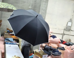Theft of 1 lakhs 65 thousands from buying umbrellas in pune | छत्री खरेदीच्या बहाण्याने 'असा ' घातला १ लाख ६५ हजारांना गंडा,पुण्यातल्या सहकारनगरमधील घटना