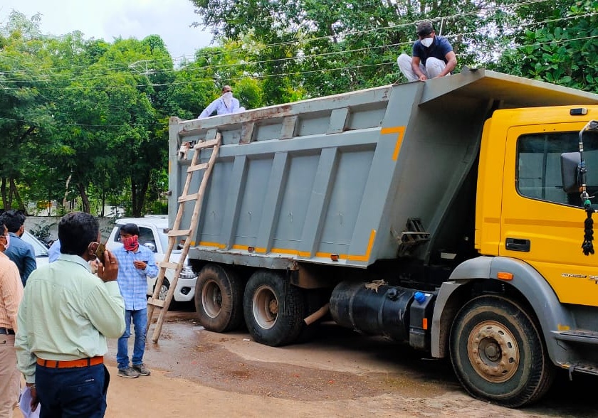 Audit of sand truck by revenue department exposed by construction department | महसूल विभागाने केलेल्या वाळू ट्रकच्या पंचनाम्याचा बांधकाम विभागाकडून पर्दाफाश