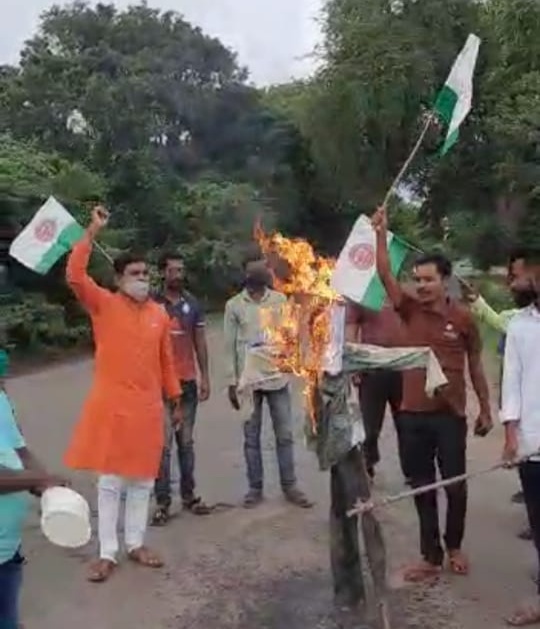 Activists of Swabhimani Shetkari Sanghatana burnt the statue of Sadabhau Khot | बारामतीत स्वाभिमानी शेतकरी संघटनेच्या कार्यकर्त्यांनी खोत यांचा पुतळा जाळला