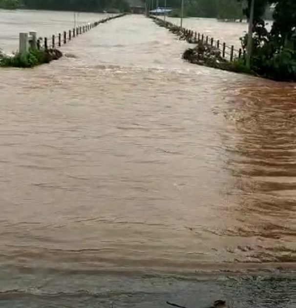 In Ratnagiri district, heavy rains intensified and the river Bawandi crossed the danger level | रत्नागिरी जिल्ह्यात पावसाचा जोर वाढला, बावनदीने धोक्याची पातळी ओलांडली