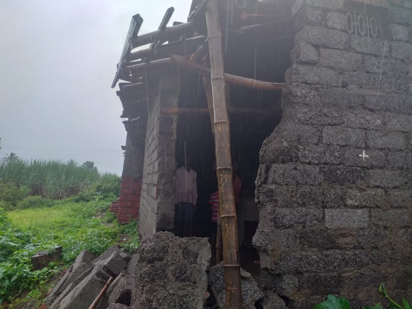 The wall of the house in Kodoli collapsed and caused a loss of about one lakh | कोडोलीत घराची भिंत पडून सुमारे एक लाखाचे नूकसान