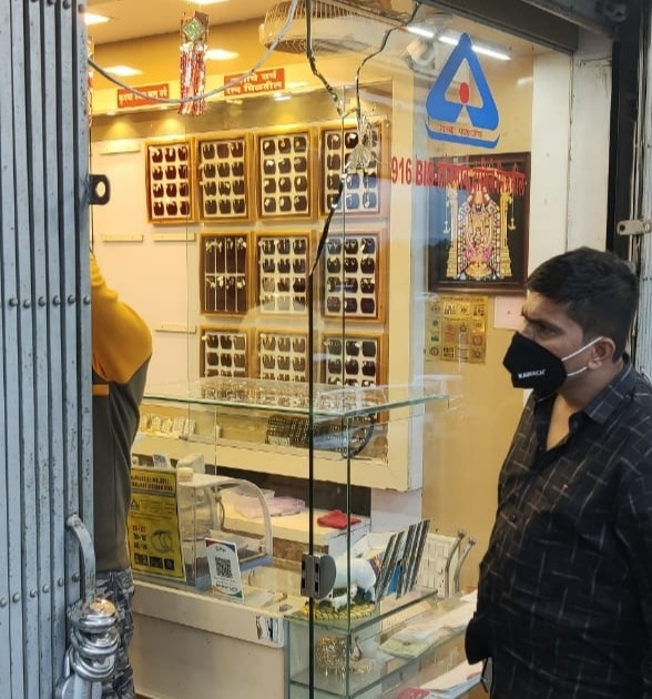 Thieves in police uniforms stolen a gold jewelllery shop; He started firing and ran away | थरारक! पोलिसांच्या वेशात चोरट्यांनी सराफ दुकान लुटले; गोळीबार करत झाले फरार