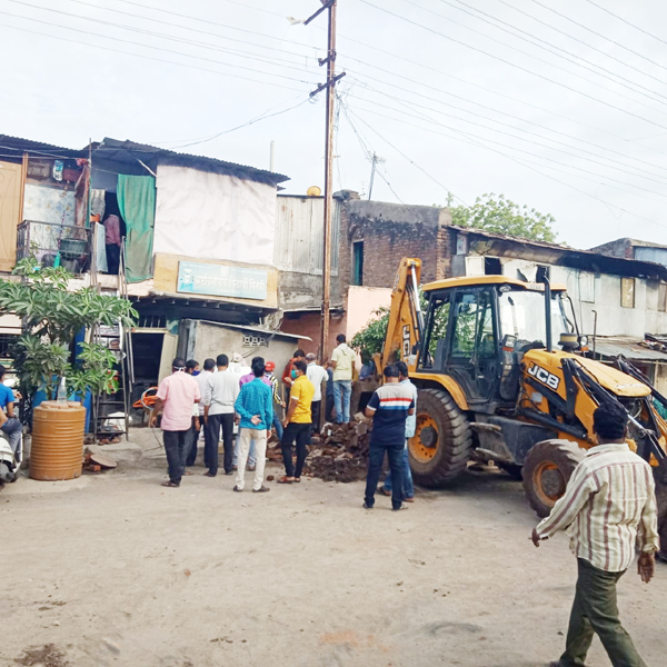 A two-storey building collapsed in Solapur; Four laborers from Madhya Pradesh injured | सोलापुरात दोन मजली इमारत कोसळली; मध्यप्रदेशचे चार मजूर जखमी