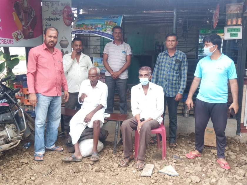 Sakegaonkar gave support to the elderly of Telangana | तेलंगाणाच्या वयोवृद्धाला साकेगावकरानी दिला आधार