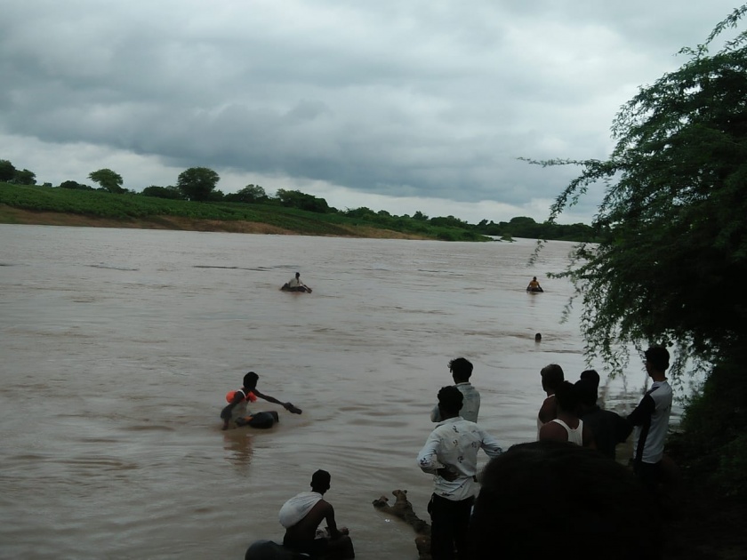 The youth who went to see the flood was swept away in the river Purna | पूर पाहण्यासाठी गेलेला युवक पूर्णा नदीत वाहून गेला