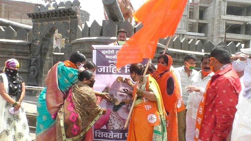 Shiv Sena aggressive; Shoes hit the symbolic poster of Kangana in Pandharpur | शिवसेना आक्रमक; पंढरपुरात कंगनाच्या प्रतिकात्मक पोस्टरला मारले जोडे