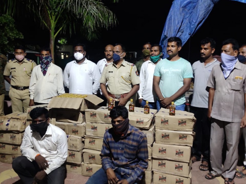 Transport of illicit liquor concealed in straw; Four and a half lakh items confiscated | कडब्याच्या पेंढ्यात लपवून अवैध दारूची वाहतूक; साडेचार लाखांचा मुद्देमाल जप्त