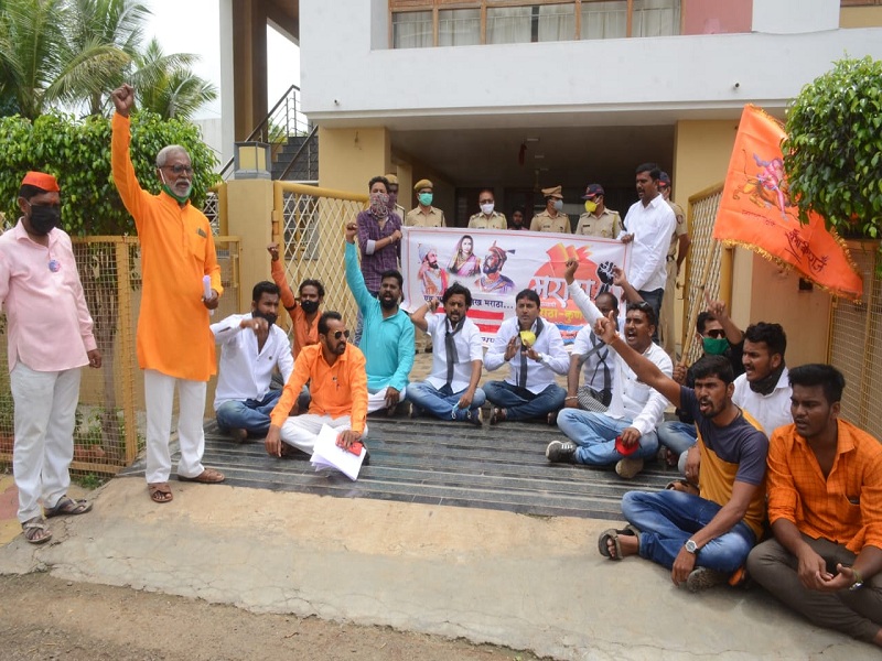 Protests of the Maratha community in front of the houses of the people's representatives | परभणीत लोकप्रतिनिधींच्या घरासमोर मराठा समाजाची निदर्शने