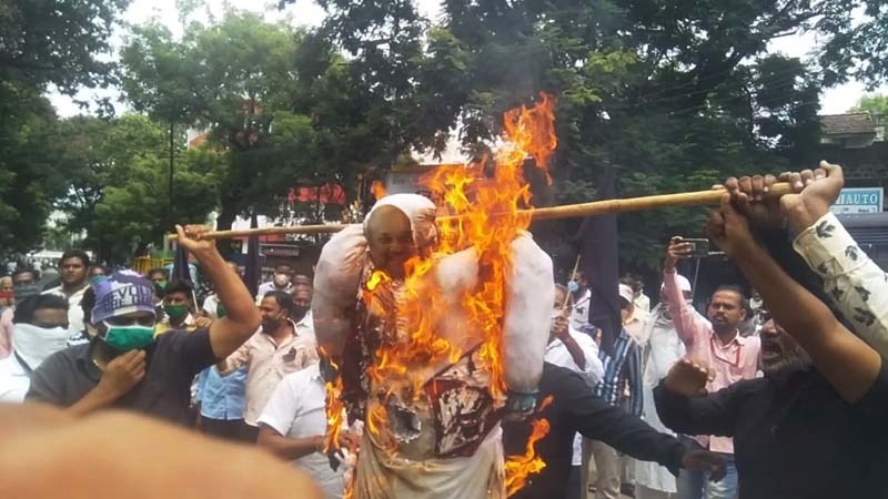 Cremation of a symbolic statue of Amit Shah at Solapur; The Marxist Communist Party is aggressive | अमित शहांच्या प्रतिकात्मक पुतळ्याचे सोलापुरात दहन; मार्क्सवादी कम्युनिस्ट पक्ष आक्रमक