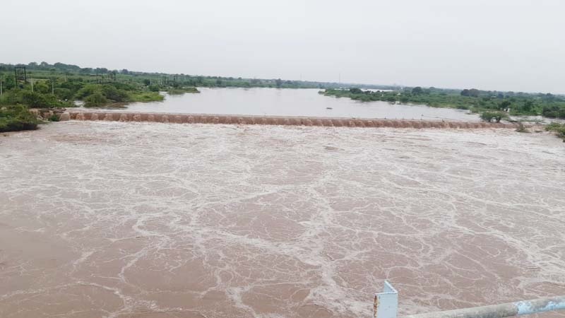 Due to heavy rains, the Maan river in the drought prone area was flooded after 108 years | जोरदार पर्जन्यवृष्टीने दुष्काळी भागातील माण नदीला १०८ वर्षानी आला पूर