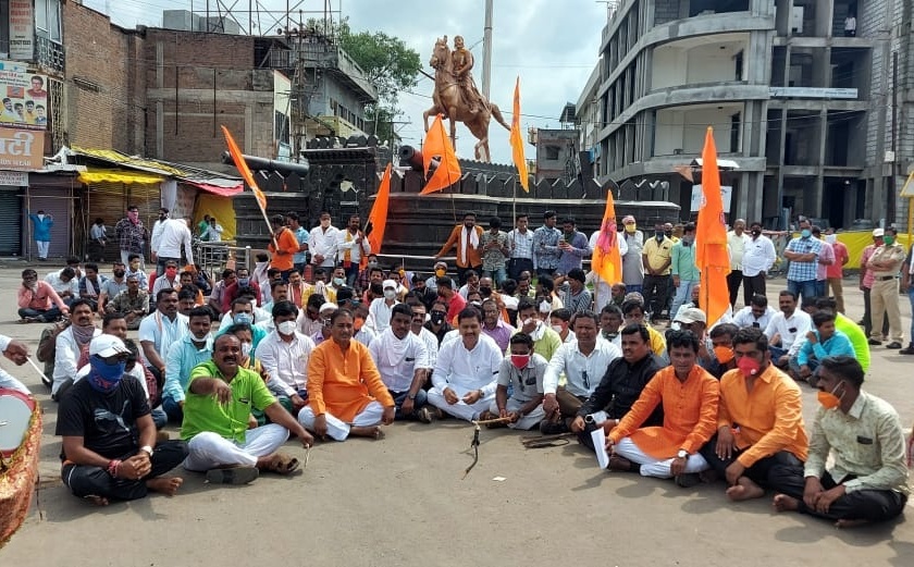 Protest by the Maratha community in Pandharpur against the Central Government as a Manuvadi government | केंद्र सरकारचा मराठा समाजाकडून पंढरपुरात निषेध