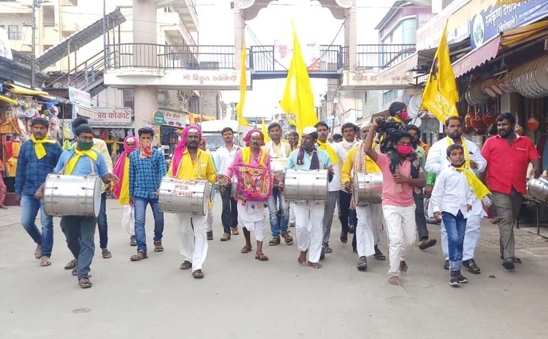 Play the drums of Dhangar Samaj in Solapur for reservation | आरक्षणासाठी सोलापुरात धनगर समाजाचे ढोल बजाव...सरकार जगाव... आंदोलन