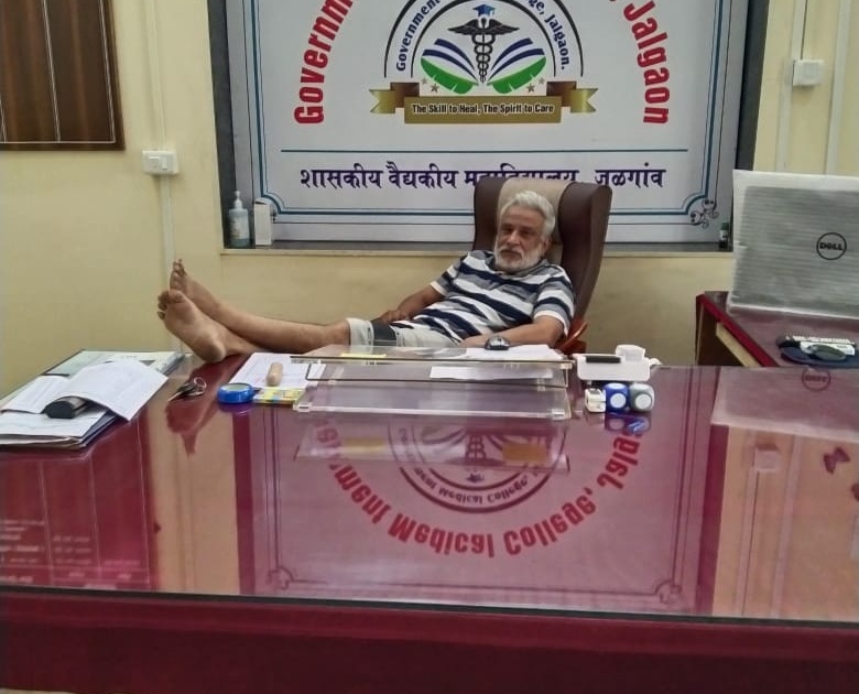 Another glory of Dr. Dange from Kovid Hospital, sitting on a chair and spread his legs on the table | कोविड रुग्णालयातील डॉ़ डांगे यांचा आणखी एक प्रताप, खुर्चीवर बसून पसरविले टेबलावर पाय