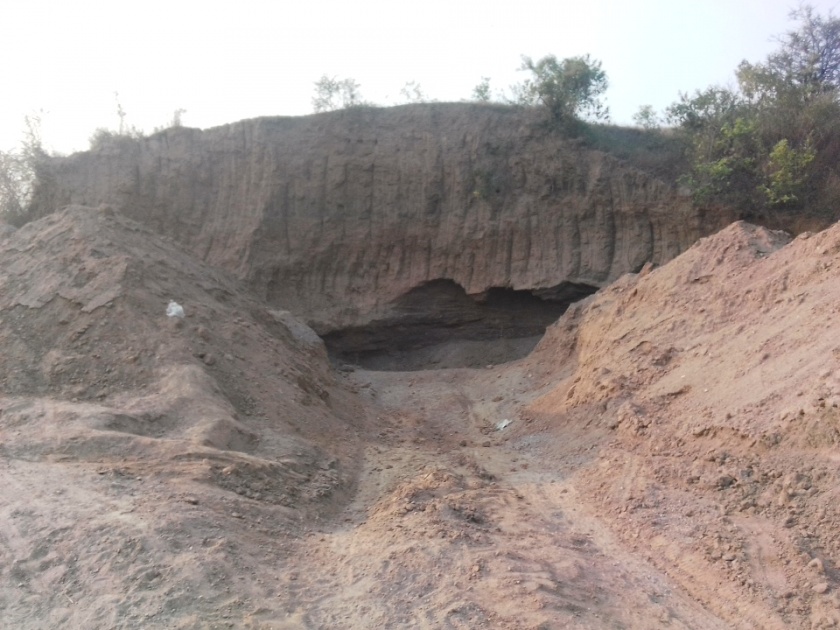 Theft of sand by carving hills by JCB in Kadholi area of Erandol taluka | एरंडोल तालुक्यातील कढोली परिसरात जेसीबीद्वारे टेकड्या कोरून वाळूची चोरी