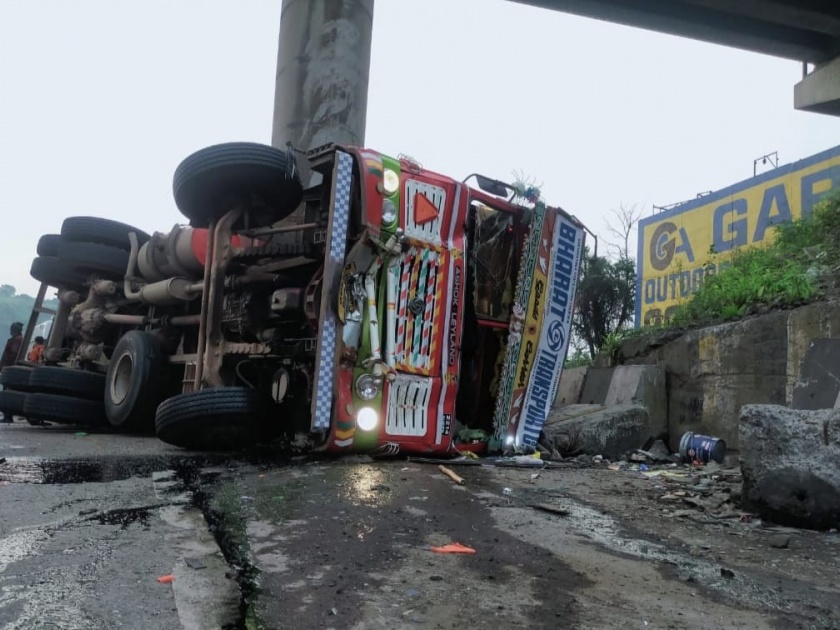 Sugar truck overturns under Amritanjan bridge on Mumbai-Pune highway; Death of one | मुंबई - पुणे महामार्गावरील अमृतांजन पुलाखाली साखरेचा ट्रक उलटला; एकाचा मृत्यू 