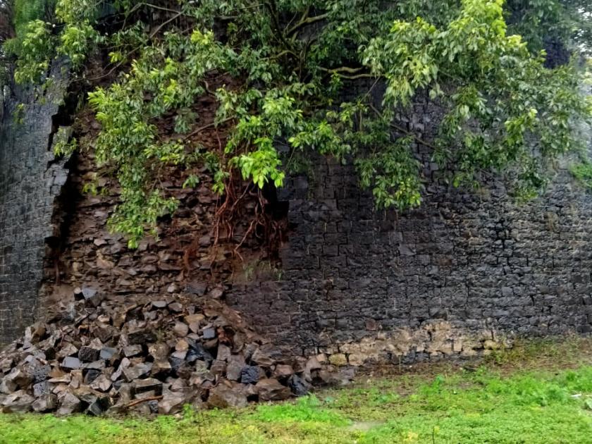 The bastion of the 273-year-old palace of the Bhosle dynasty collapsed; Incidents in Akkalkot | भोसले राजघराण्याच्या 273 वर्ष जुन्या राजवाड्याचा बुरुज ढासळला; अक्कलकोट येथील घटना