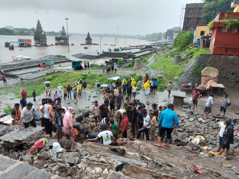 Six killed in ghat collapse on Chandrabhaga river; Filed a crime against the contractor | चंद्रभागा नदीवरील घाट कोसळल्याने सहा जणांचा मृत्यू; ठेकेदारावर गुन्हा दाखल