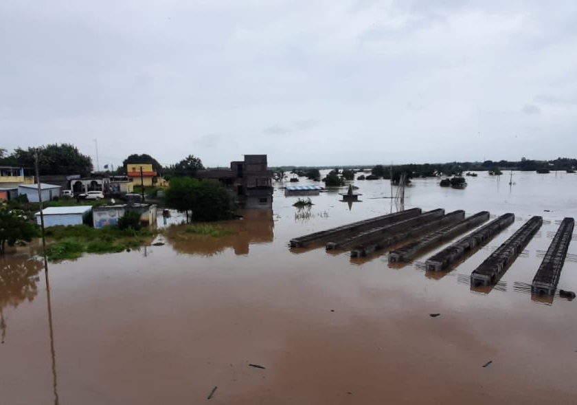 Heavy rain; 565 villages affected in Solapur district, 14 killed so far | अतिवृष्टीचा तडाखा; सोलापूर जिल्ह्यातील ५६५ गावे बाधित, आतापर्यत १४ जणांचा मृत्यू