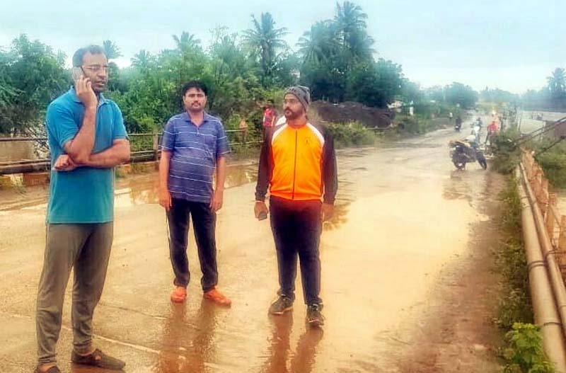 The water on the Begumpur bridge receded; Mangalvedha - Pandharpur highway started | बेगमपूर पुलावरील पाणी ओसरू लागले; मंगळवेढा - पंढरपूर महामार्ग सुरू