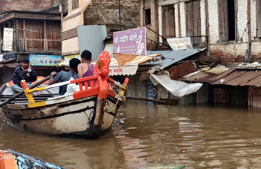Flood waters on the orbit of Vitthal; Citizens have to travel by boat | विठ्ठलाच्या प्रदक्षिणा मार्गावर पुराचे पाणी; नागरिकांना करावा लागतोय होडीने प्रवास
