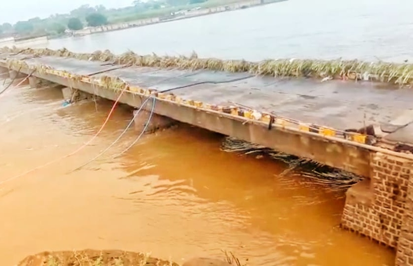 Big news; Major damage to Begumpur bridge in Mahapura, road on the bridge eroded | मोठी बातमी; महापुरात बेगमपुर पुलाचे मोठे नुकसान, पुलावरील रस्ता खचला