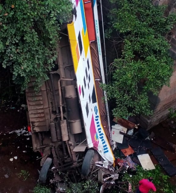 Accident: Bus crashes into 40 feet valley; Five killed and 34 injured | Accident : ४० फूट दरीत कोसळली बस ; पाच जणांचा मृत्यू तर ३४ जखमी