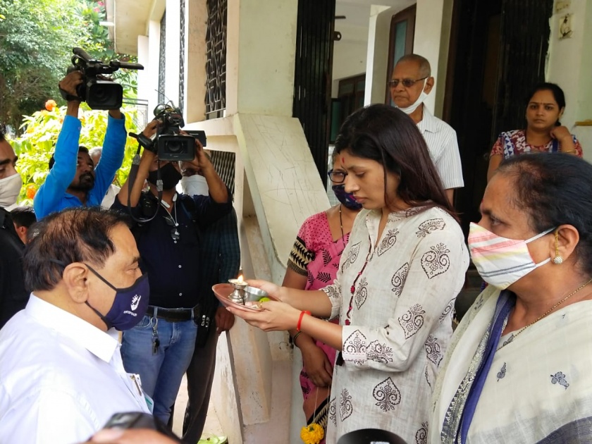 MP Raksha Khadse axed Nathabhau | खासदार रक्षा खडसेंनी केले नाथाभाऊंचे औक्षण