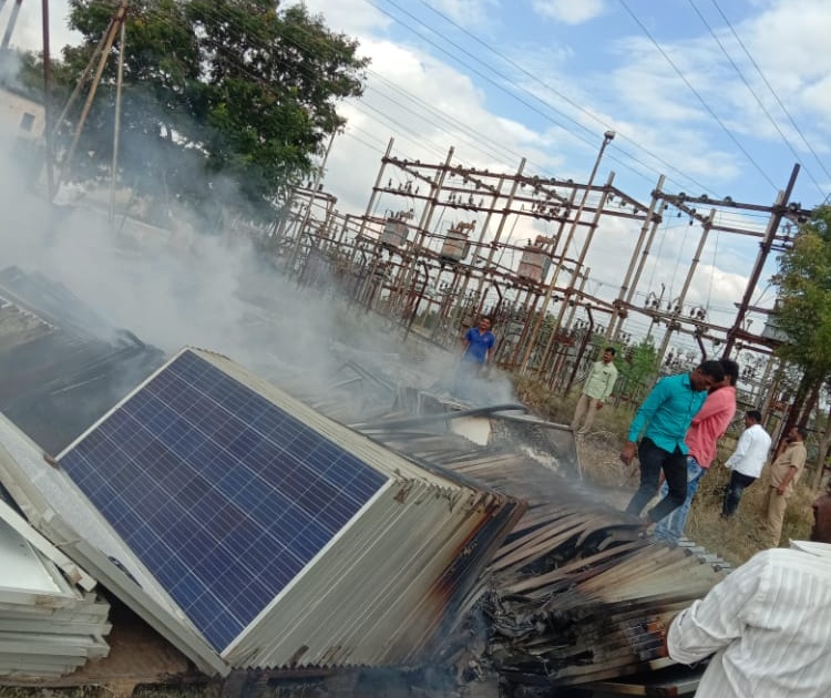 Big news; In Mangalwedha taluka, a short circuit caused a solar power project to catch fire | मोठी बातमी; मंगळवेढा तालुक्यात शॉर्टसर्किटने सौर ऊर्जा प्रकल्प आगीच्या भक्ष्यस्थानी