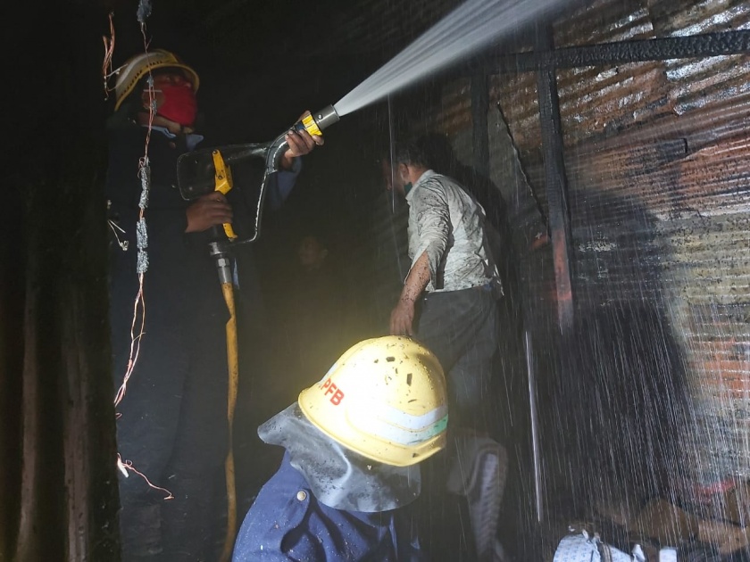 Fire in due to cylinder blast in lohiyanagar at pune | पुण्यातील लोहियानगर परिसरात सिलेंडरचा स्फोट होऊन भीषण आग