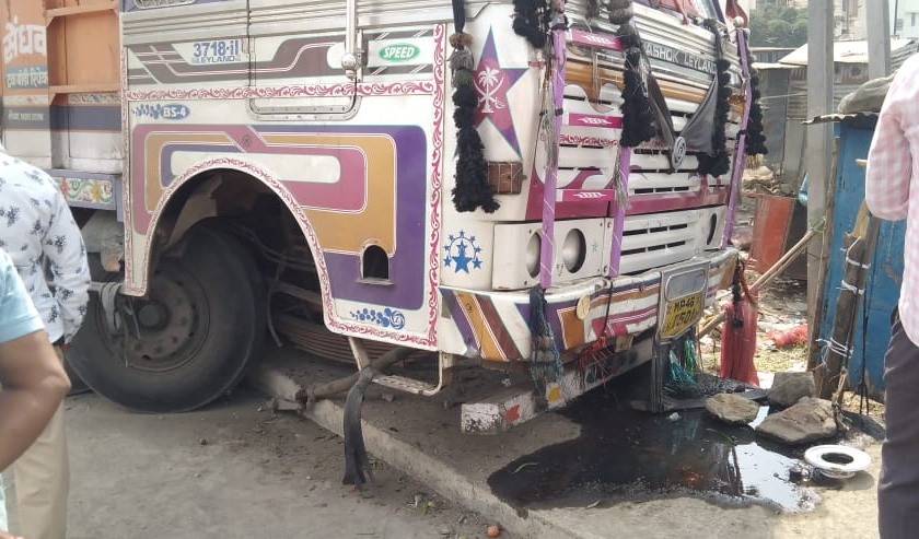 A truck carrying vegetable sellers; Two killed, three injured | Breaking; भाजी विकणाऱ्यांच्या अंगावर चढला ट्रक;  दोघांचा मृत्यू, तिघे जण जखमी