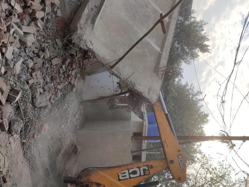 Three shops built in encroachment in Bhusawal were demolished | भुसावळात अतिक्रमणात बांधण्यात आलेली तीन दुकाने केली उध्वस्त