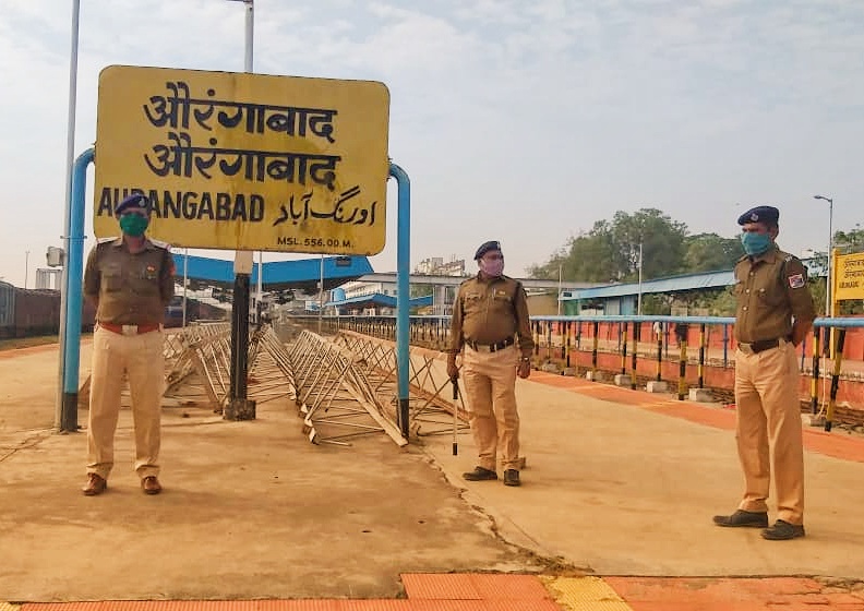 Aurangabad renaming dispute; As a precaution, the nameplate on the railway station is well protected | औरंगाबाद नामांतराचा वाद; खबरदारी म्हणून रेल्वेस्टेशनवरील नामफलकाला चक्क संरक्षण